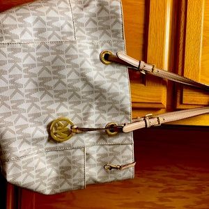 Michael Kors  shoulder bag , barely used . Multiple zipper compartments .